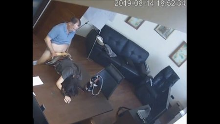 Секс в офисе снятый на скрытую камеру
