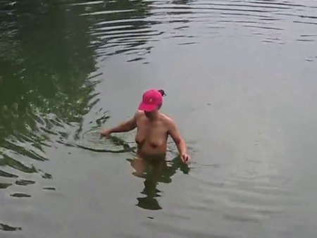 Жена голышом купается в озере, муж снимает на телефон